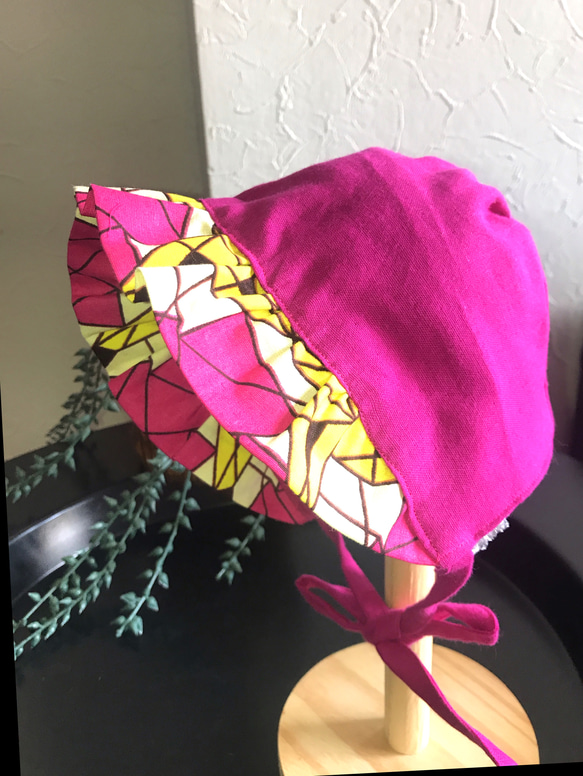個性的で可愛いベビーボンネット ベビー帽子／ピンク×アフリカン幾何学模様 1枚目の画像