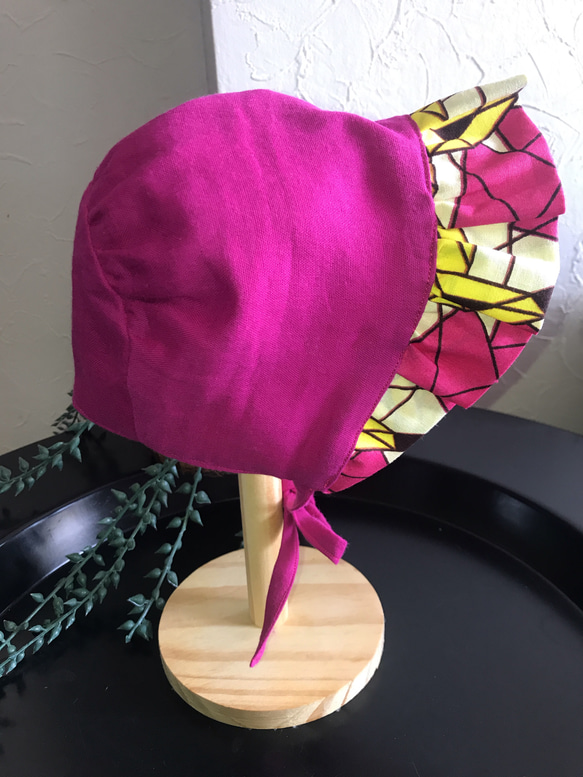 個性的で可愛いベビーボンネット ベビー帽子／ピンク×アフリカン幾何学模様 2枚目の画像