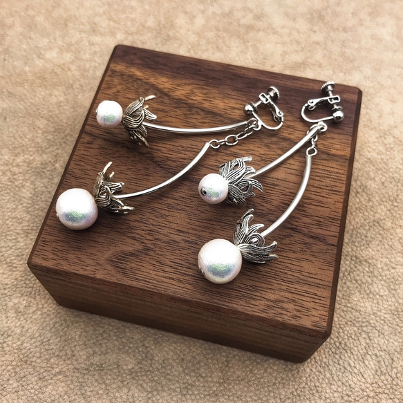 ほころぶ蕾のイヤリング[偏光コットンパール]/Bud Earring [cotton pearl] 1枚目の画像