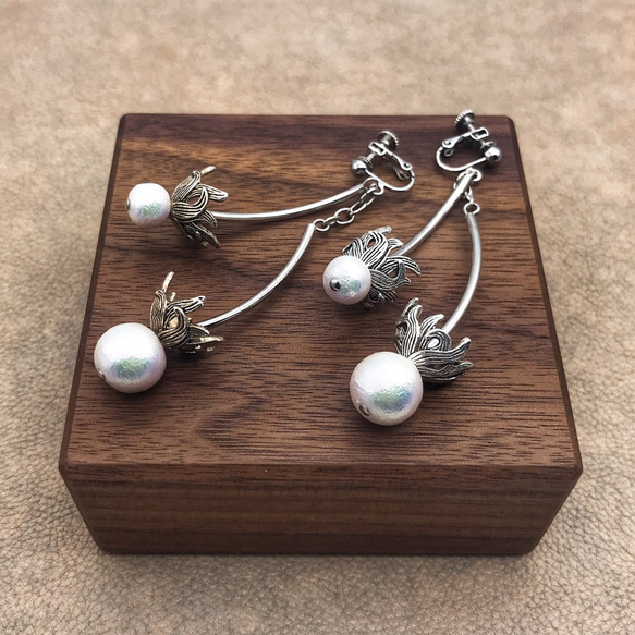 ほころぶ蕾のイヤリング[偏光コットンパール]/Bud Earring [cotton pearl] 3枚目の画像