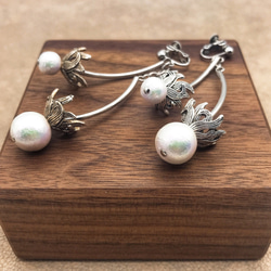 ほころぶ蕾のイヤリング[偏光コットンパール]/Bud Earring [cotton pearl] 4枚目の画像