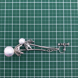 ほころぶ蕾のイヤリング[偏光コットンパール]/Bud Earring [cotton pearl] 7枚目の画像