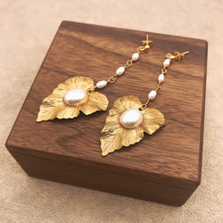 ヴィンテージブラスリーフの淡水パールイヤリング/vintage brass leaf&pearl Earring 2枚目の画像