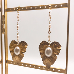 ヴィンテージブラスリーフの淡水パールイヤリング/vintage brass leaf&pearl Earring 4枚目の画像