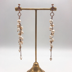 小さな淡水パールのゆらりロングイヤリング/Fresh water pearl long Earring 5枚目の画像