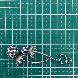 ほころぶ蕾のイヤリング[モザイクシェルボール]/Bud Earring [mosaic shell] 6枚目の画像