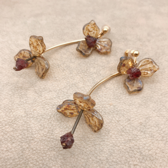 べっこう風チェコガラスビーズの2連フラワーイヤリング[Tortoiseshell Flower Earring] 4枚目の画像