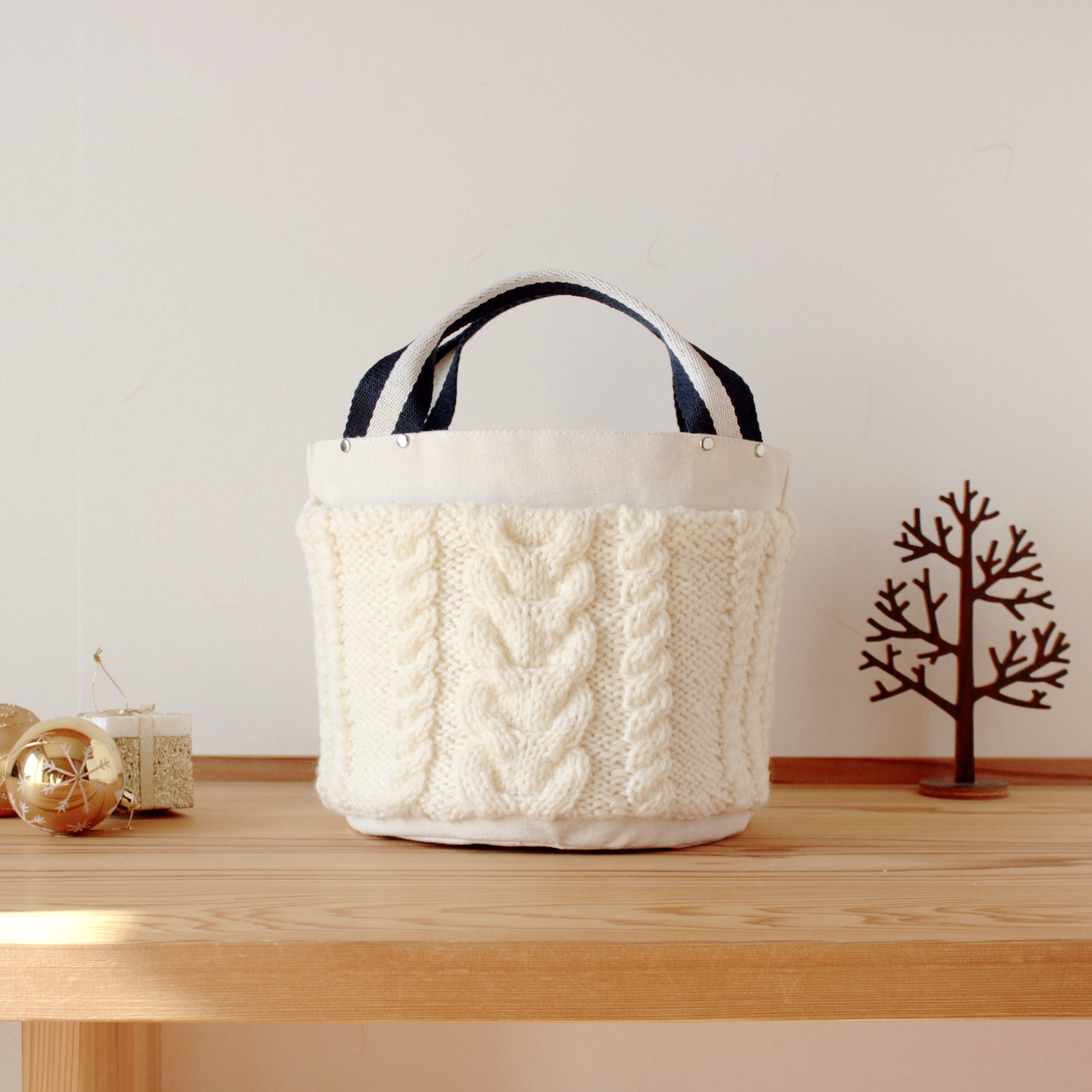 手編みアランのバケツ型トートバッグ 11,250円