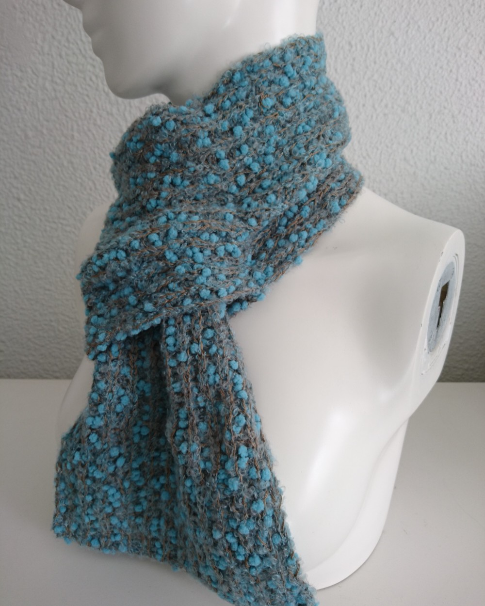 ポンポンループ糸のフワフワ簡単ミニマフラー　ブルー