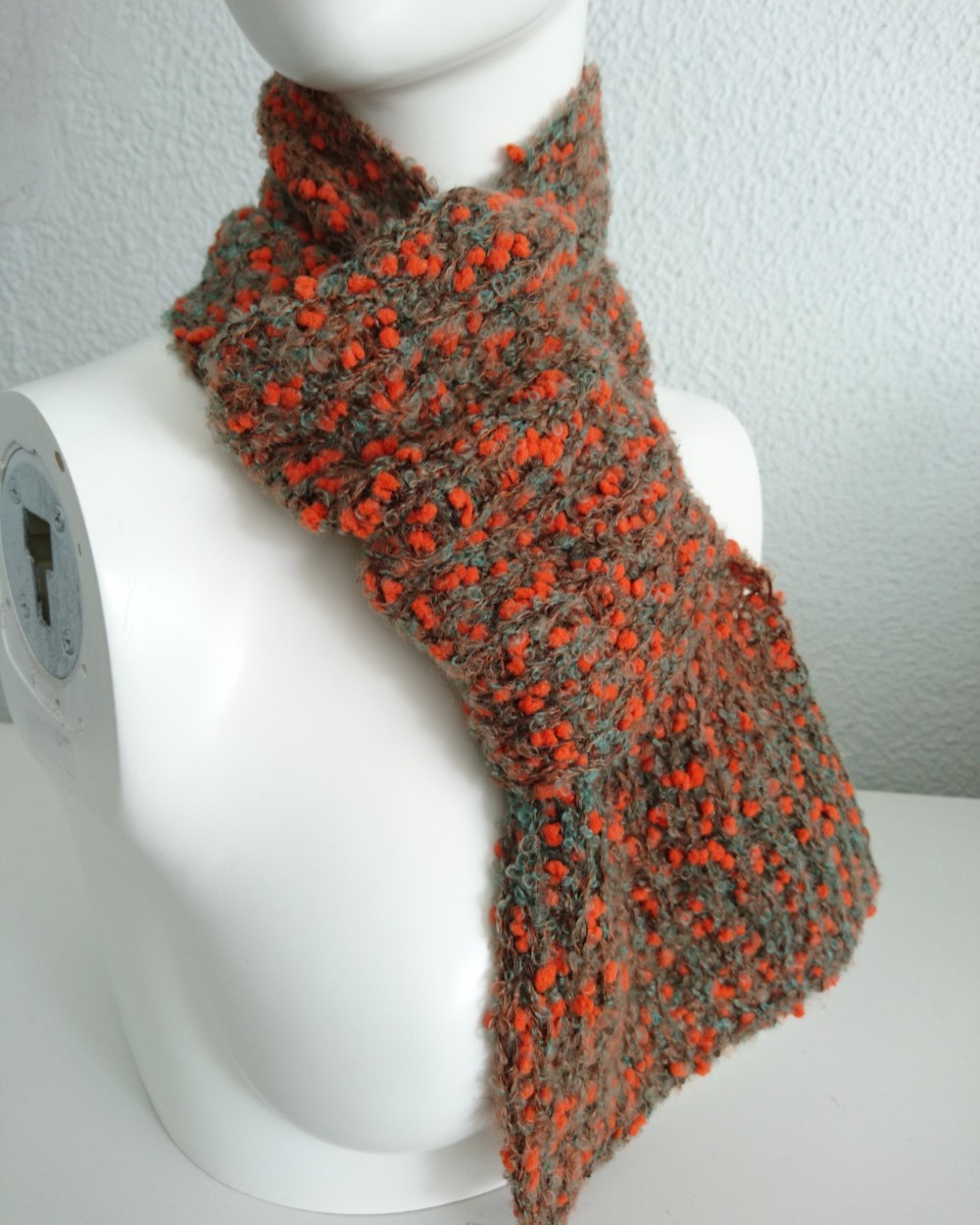 ポンポンループ糸のフワフワ簡単ミニマフラー　オレンジ