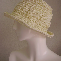 さざ波をイメージした手編みハット（オフ）立体感のある編み地で雰囲気のある帽子です。綿素材で夏に大変涼しく被り易いです。 1枚目の画像
