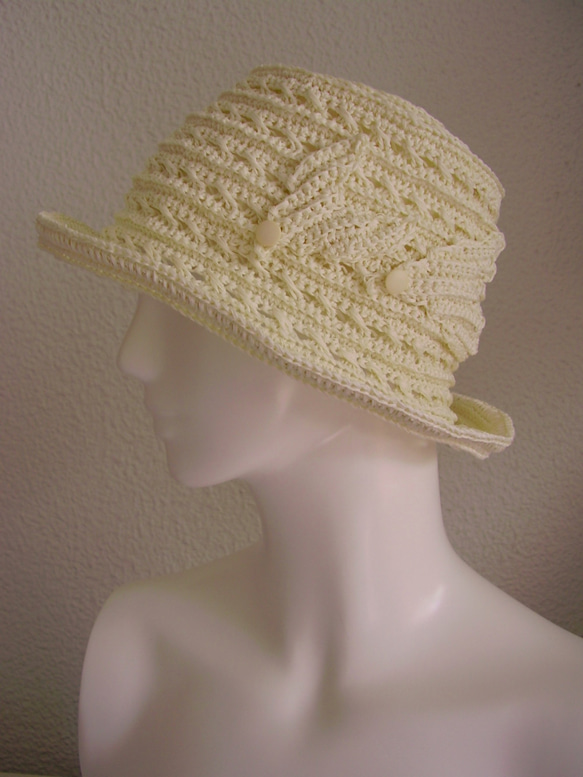 さざ波をイメージした手編みハット（オフ）立体感のある編み地で雰囲気のある帽子です。綿素材で夏に大変涼しく被り易いです。 1枚目の画像