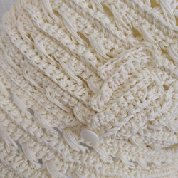 さざ波をイメージした手編みハット（オフ）立体感のある編み地で雰囲気のある帽子です。綿素材で夏に大変涼しく被り易いです。 5枚目の画像