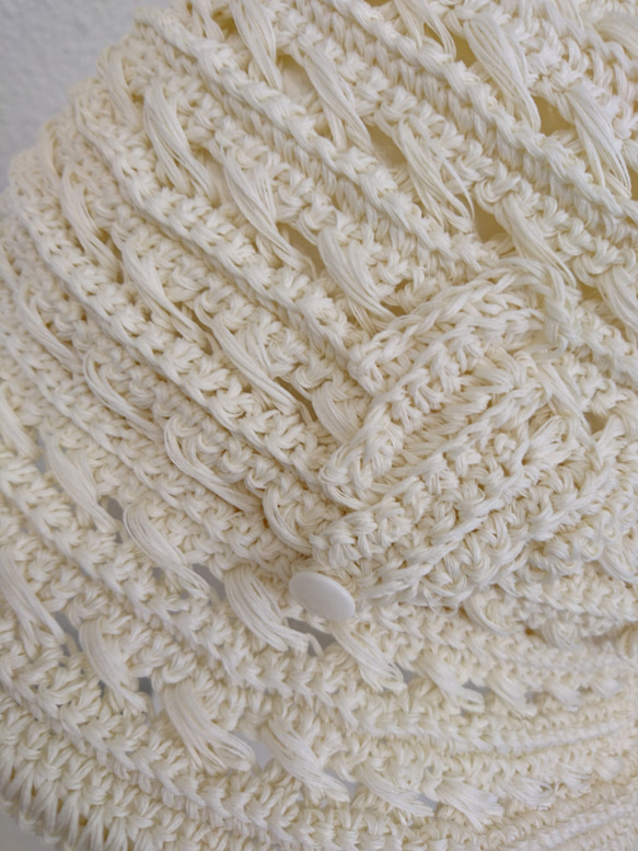 さざ波をイメージした手編みハット（オフ）立体感のある編み地で雰囲気のある帽子です。綿素材で夏に大変涼しく被り易いです。 5枚目の画像