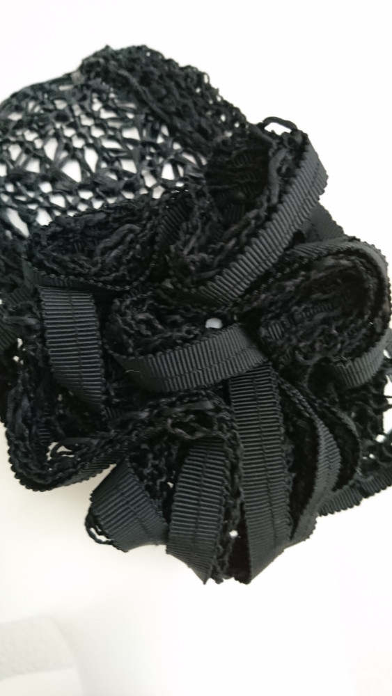 お花付きレーヨンラフィアのヘアバンド（黒）