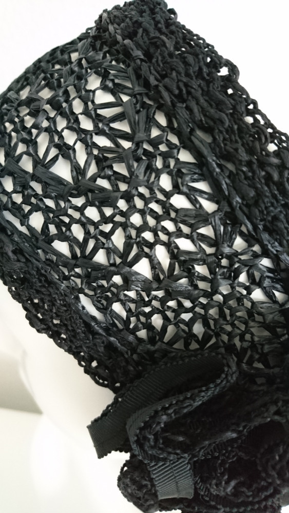 お花付きレーヨンラフィアのヘアバンド（黒）