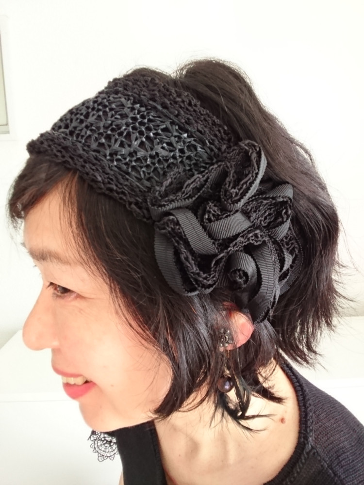 お花付きレーヨンラフィアのヘアバンド（黒）