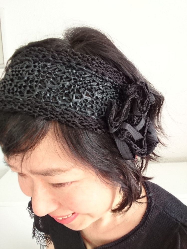 お花付きレーヨンラフィアのヘアバンド（黒）