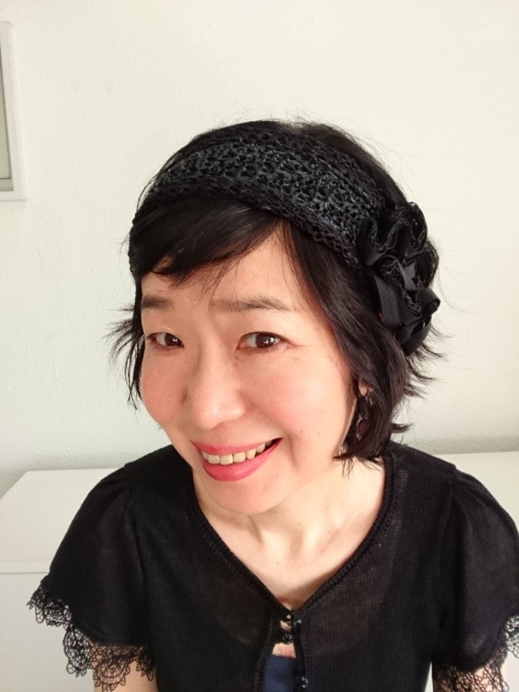 お花付きレーヨンラフィアのヘアバンド（黒）