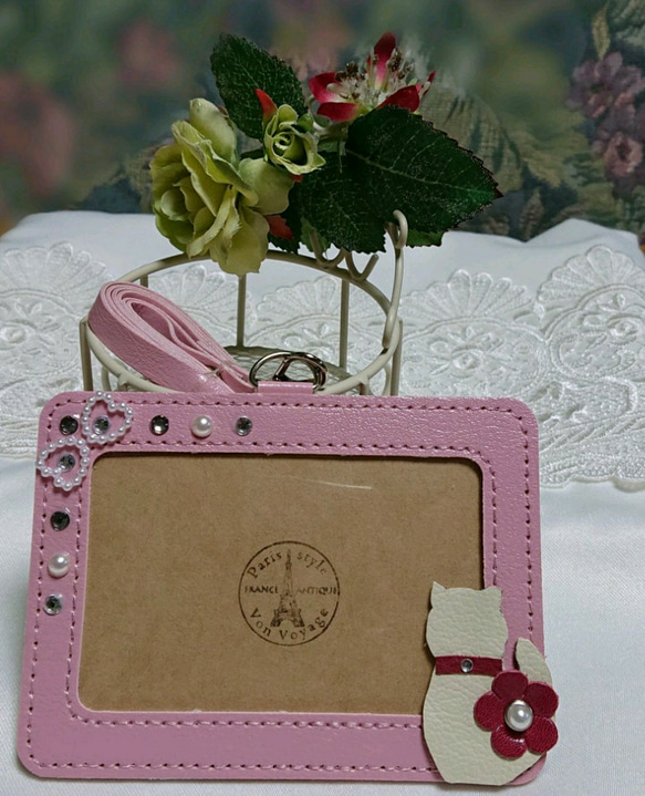 【New】ピンクのパスケース                           ☆白い猫とローズピンクの花 1枚目の画像