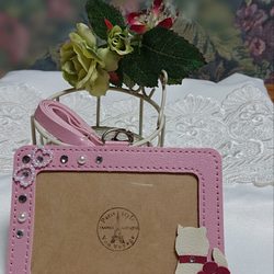 【New】ピンクのパスケース                           ☆白い猫とローズピンクの花 2枚目の画像