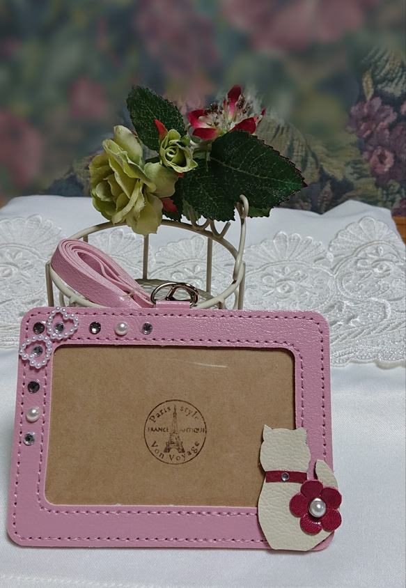 【New】ピンクのパスケース                           ☆白い猫とローズピンクの花 2枚目の画像