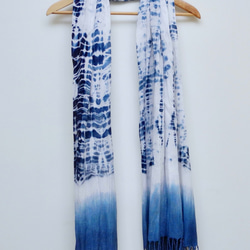 ワイドスカーフの下に染められた天然のハンドメイドブルー 2枚目の画像