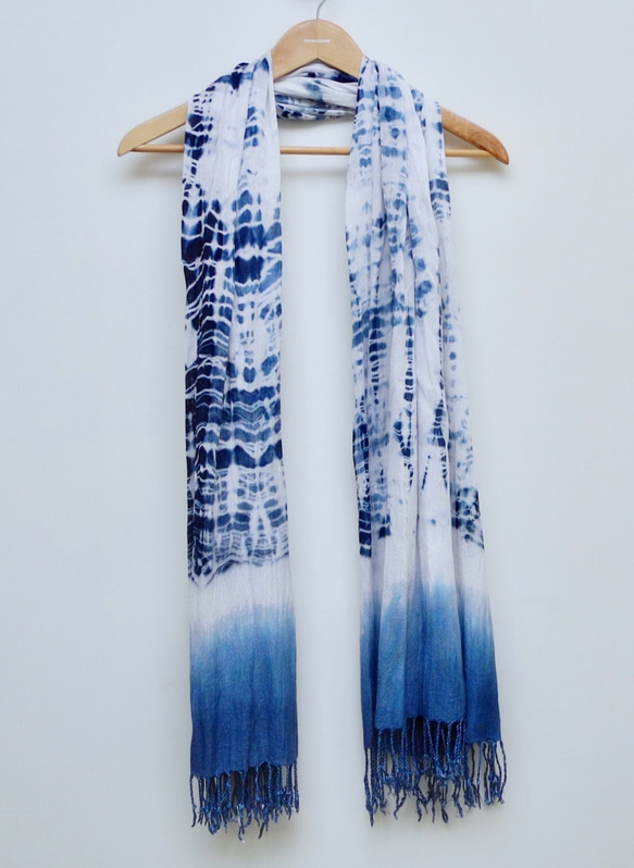 ワイドスカーフの下に染められた天然のハンドメイドブルー 2枚目の画像