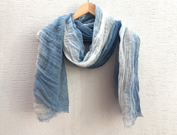 天然手工藍染漸層寬圍巾 第2張的照片
