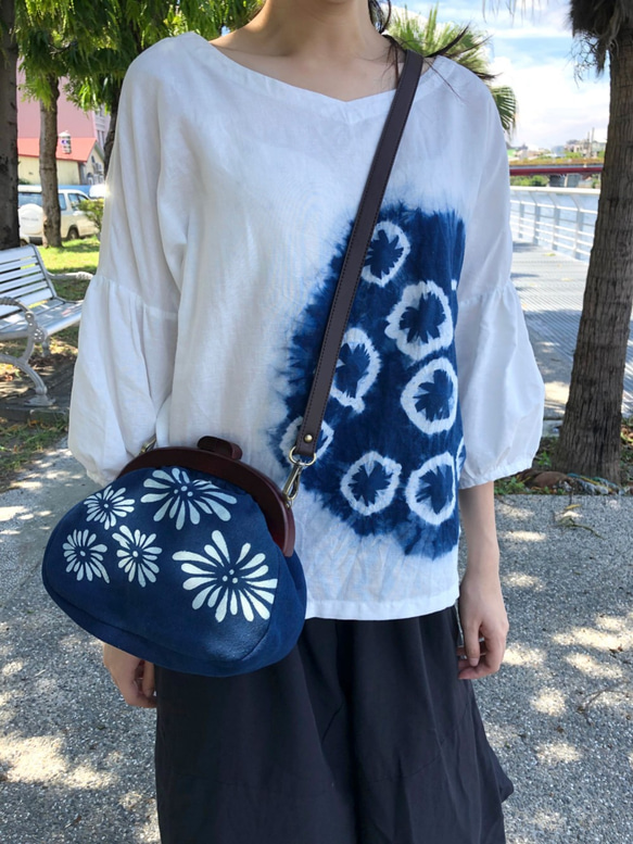 手作りの自然な青く染色された木製口金バッグ 2枚目の画像