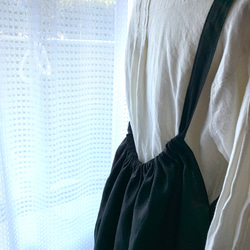 リネンの季節　2wayストラップスカート　ブラック 4枚目の画像