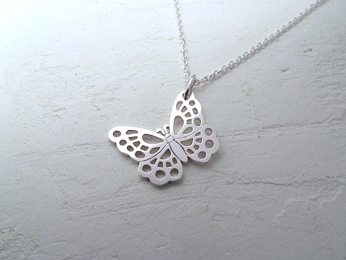 蝶のペンダント