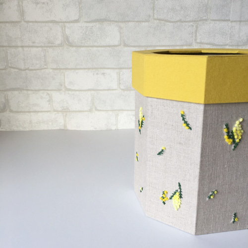 ハンドメイド　刺繍　ダストボックス 受注制作】ミモザ刺繍 ダストボックスM〈カルトナージュ〉 ゴミ箱