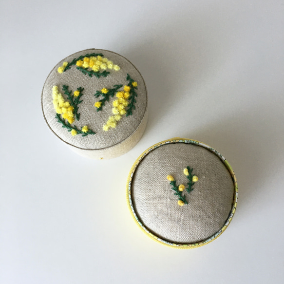 フタ付きピンクッション2　ミモザ刺繍＜カルトナージュ＞ 3枚目の画像