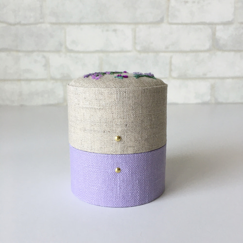 受注制作】フタ付きピンクッション2 ラベンダー刺繍