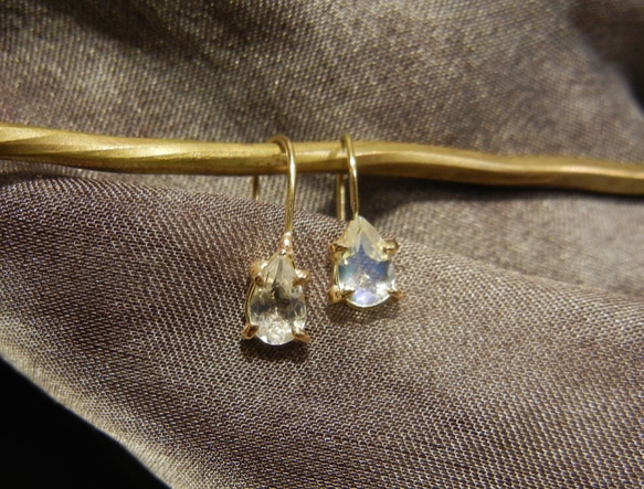 K18 ムーンストーンのピアス　Moonstone earrings 1枚目の画像