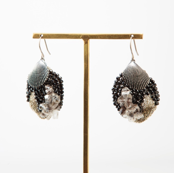 Black shell feather earrings　(受注製作品) 3枚目の画像