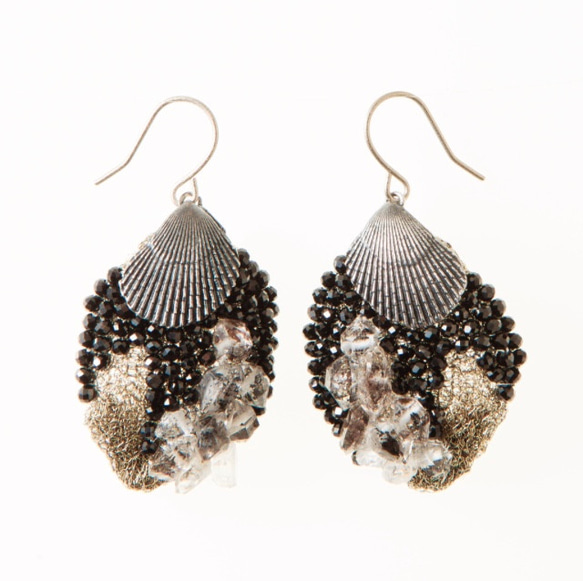 Black shell feather earrings　(受注製作品) 2枚目の画像