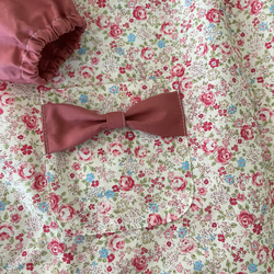花柄☆110cmキッズスモック☆アイボリー✖️赤　掛け紐付き　おしゃれ　リボン　ローズ　可愛い　長袖 4枚目の画像