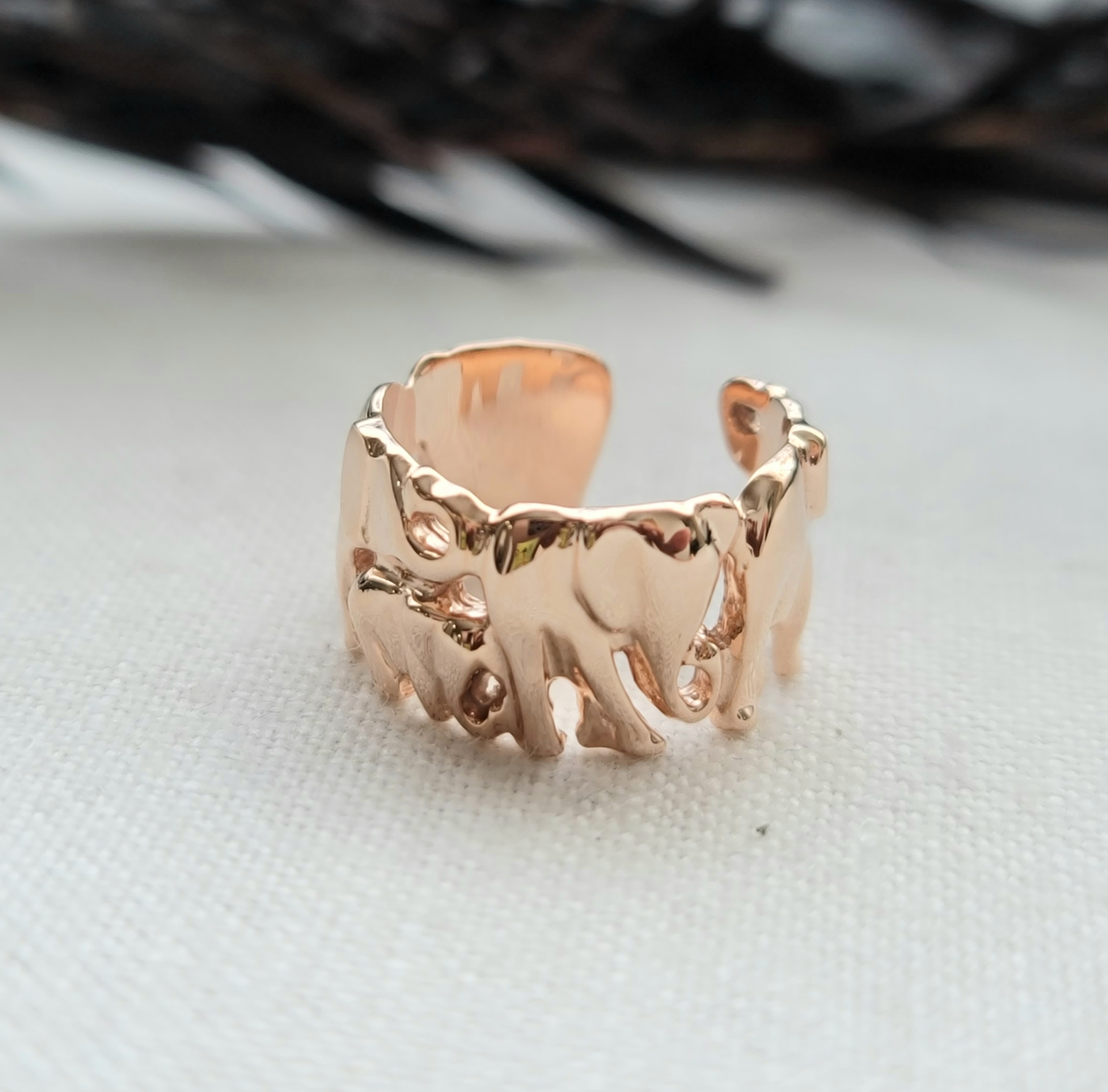 幸運のゾウの群れ＊ピンクゴールド＊イヤーカフ＊お守り《送料無料》PY-257