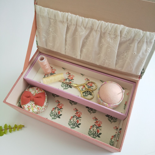 カルトナージュのたっぷり収納のお裁縫箱、ピンクッション、小物入れの