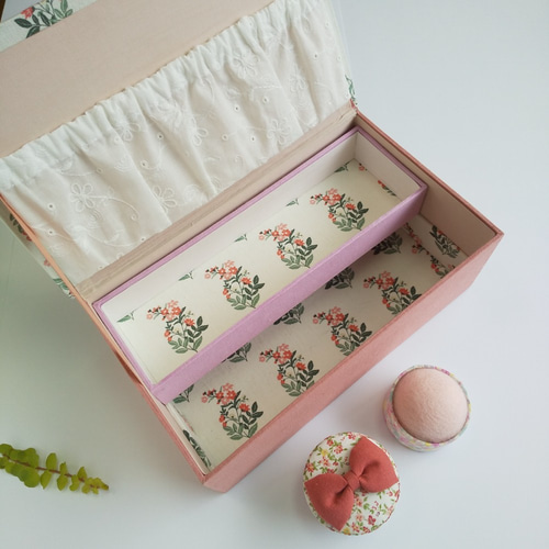 カルトナージュのたっぷり収納のお裁縫箱、ピンクッション、小物入れの