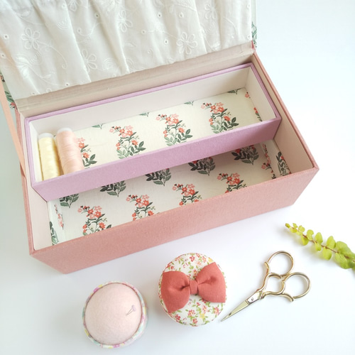 カルトナージュのたっぷり収納のお裁縫箱、ピンクッション、小物入れの