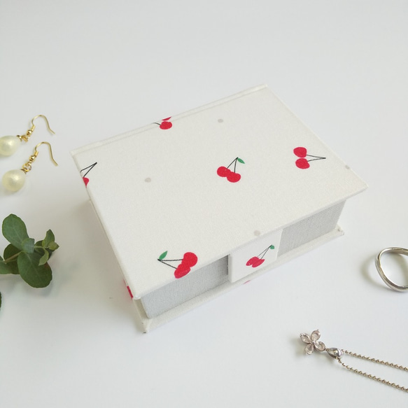 カルトナージュの小さな本型小箱(さくらんぼ） 1枚目の画像