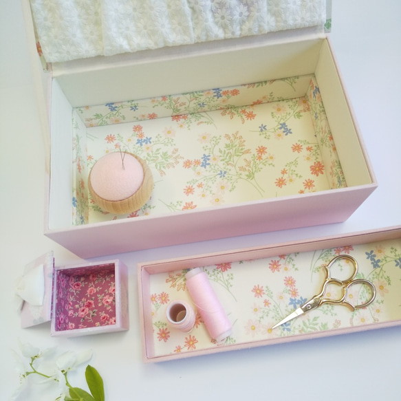 カルトナージュのたっぷり収納のお裁縫箱、ピンクッション、小物入れのセット（ピンク） 3枚目の画像