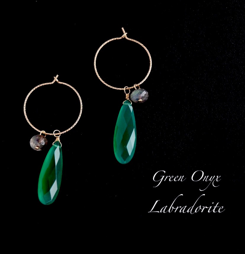 スッキリ大人のグリーンオニキス　ラブラドライトの14KGFフープピアス天然石