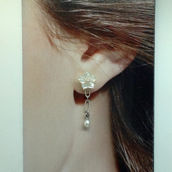 真珠貝の小花ピアス「シロチョウ・淡水真珠」オプス限定品 3枚目の画像