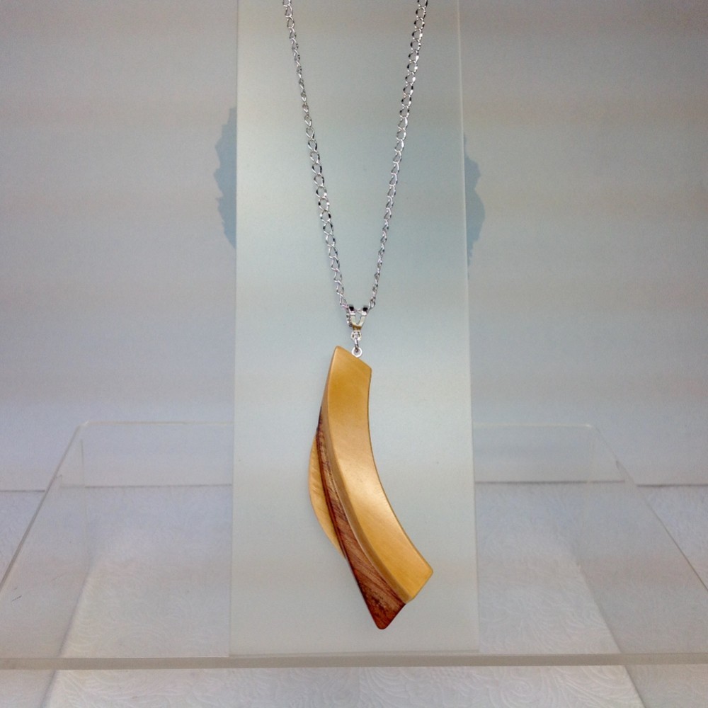 ｱｰﾄｺﾚｸｼｮﾝ「秋につけたい wood art」ペンダント No.5261 柘植・桜 三段貼り