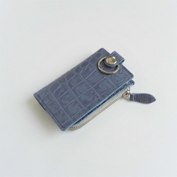 L字ファスナーポケットの付いた2つ折りキーケース　牛革　ブルー　クロコ型押し 1枚目の画像
