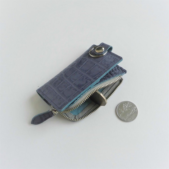 L字ファスナーポケットの付いた2つ折りキーケース　牛革　ブルー　クロコ型押し 3枚目の画像